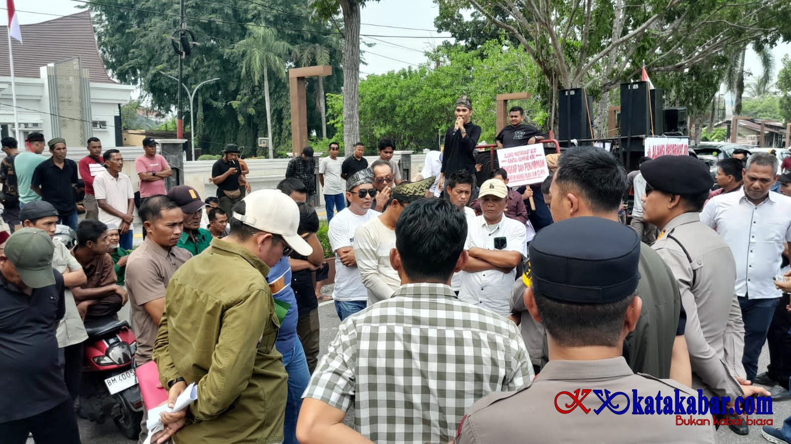 Masyarakat Adat Rantau Kampar Kiri Aksi Damai Desak Polres Kampar Tangkap Harapan Nainggolan
