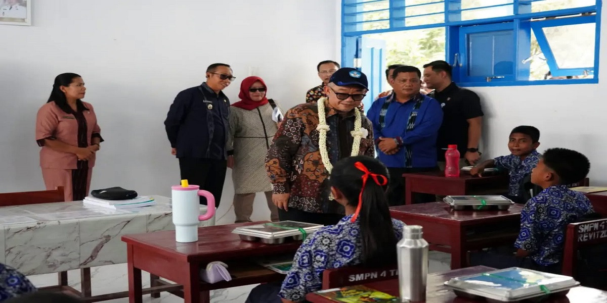 Mendikdasmen Tinjau Sekolah di Taput, Smartboard Tambahan Disiapkan