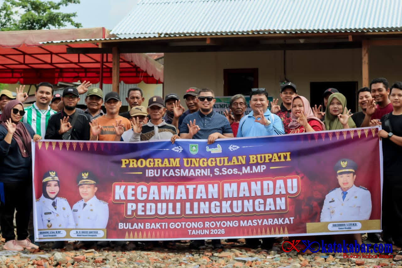 Sambangi Rumah Warga Gajah Sakti Terbakar, Camat Mandau Goro dan Silaturahmi