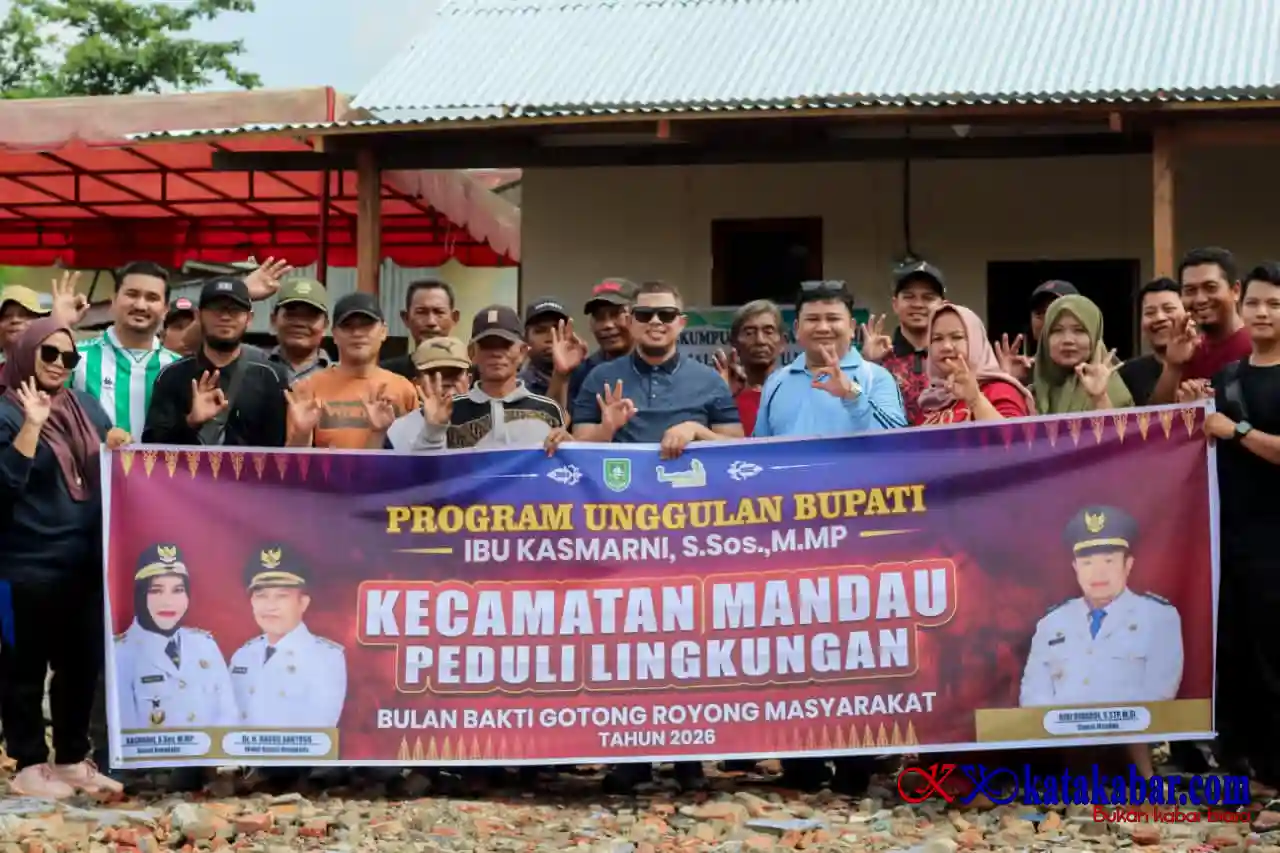 Sambangi Rumah Warga Gajah Sakti Terbakar, Camat Mandau Goro dan Silaturahmi