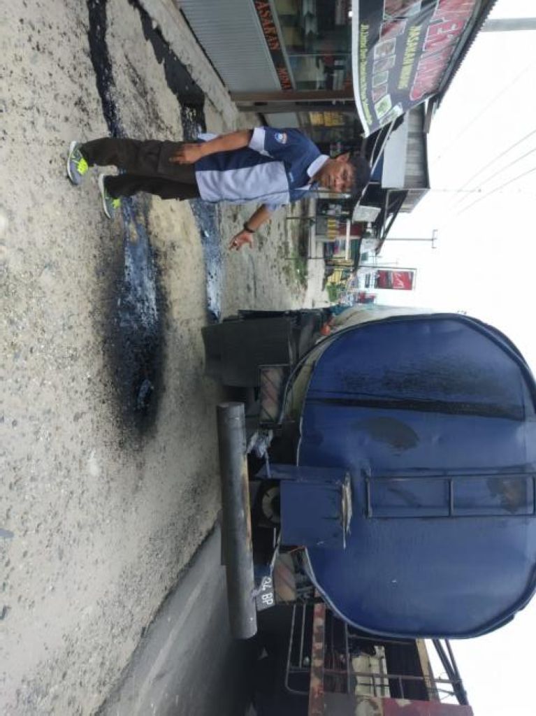 Truk Pengangkut Minyak Hitam Muncrat di Halaman Warga