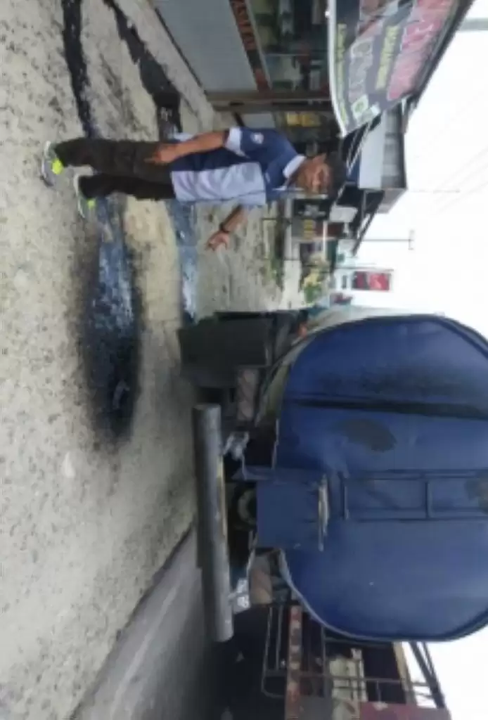 Truk Pengangkut Minyak Hitam Muncrat di Halaman Warga