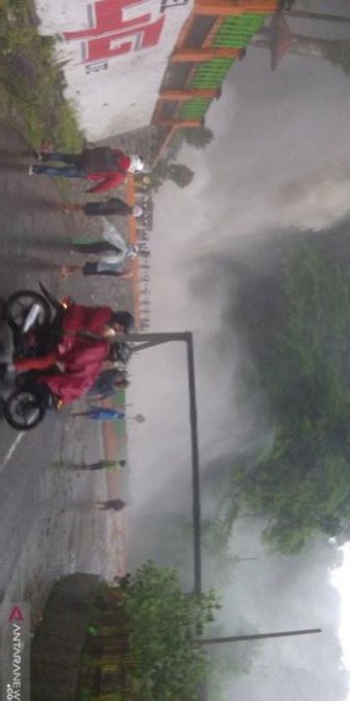Hujan Deras, Air Terjun Lembah Anai di Sumbar Meluber ke Jalan