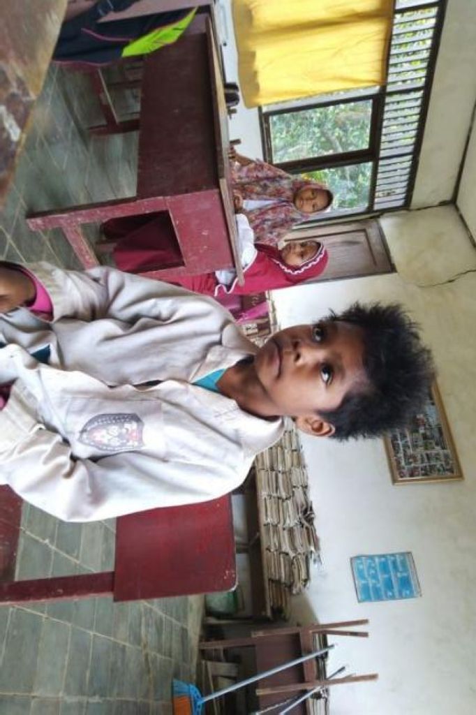 Mari Bantu Siswa SD Filial yang Berseragam Lusuh dan Gedung Sekolah Rusak