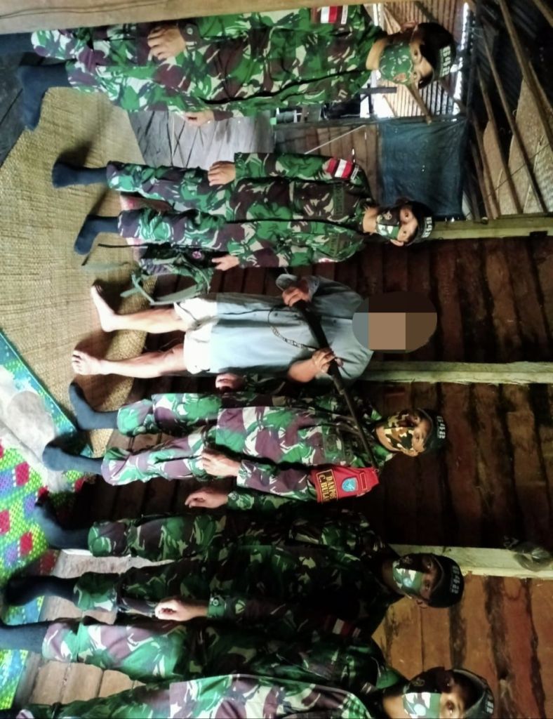 Satgas Yonif 642 Kapuas Terima Tiga Pucuk Senpi Dari Warga Perbatasan