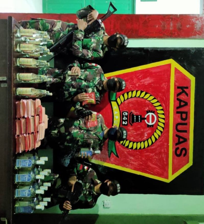 Satgas Yonif 642 Jegal Penyelundupan Miras dan Sosis Ilegal di Tapa Batas