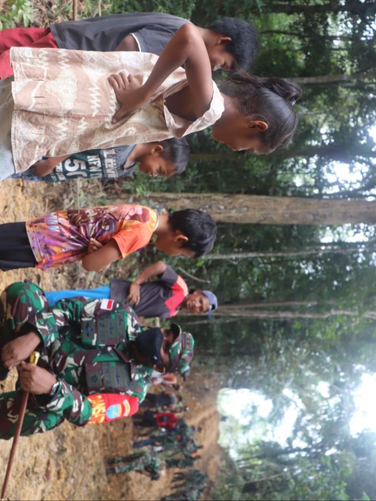 Kedekatan Dansatgas TMMD dan Anak-anak di Hulu Pengkadan