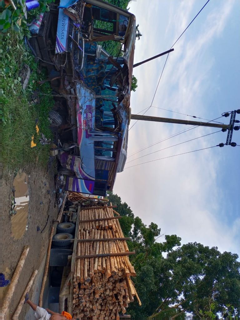Laka Maut Bus Karyawan VS Truk Balak, 1 Orang Tewas di Pangkalan Kerinci