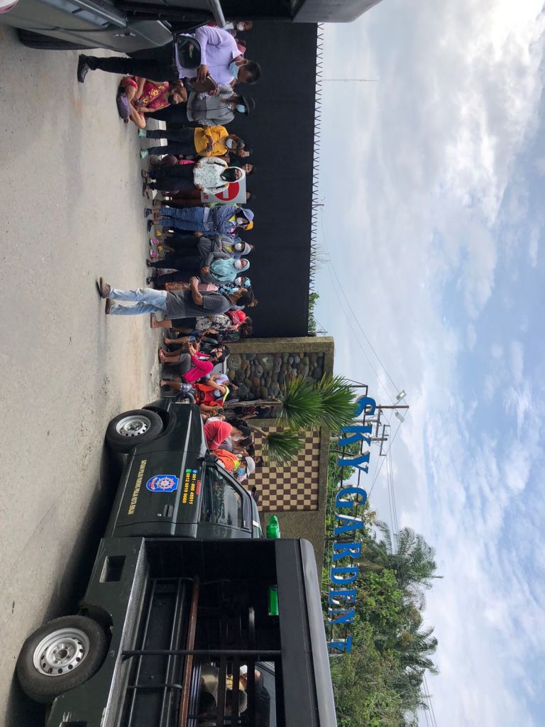 Ratusan Personel Gabungan Dihadang Ibu-Ibu Tutup  Diskotek Key Garden