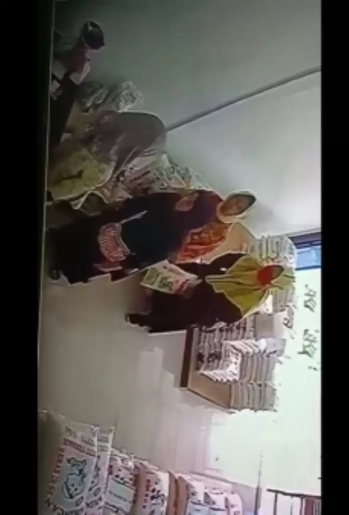 Naik Mobil, Tiga Wanita Berkerudung Mencuri Beras Terekam CCTV