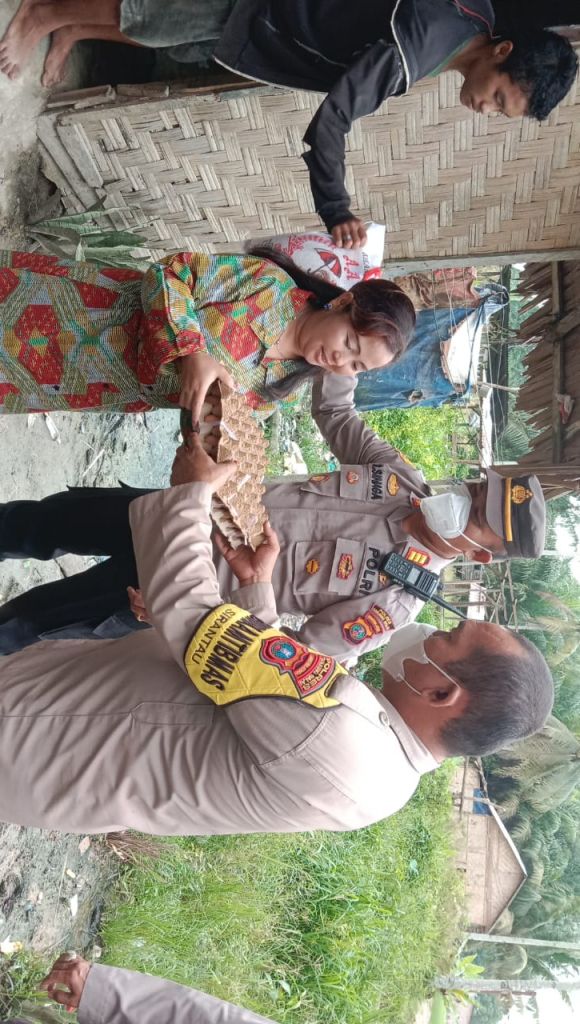 Polisi Bagi Sembako di Kampung Bersinar
