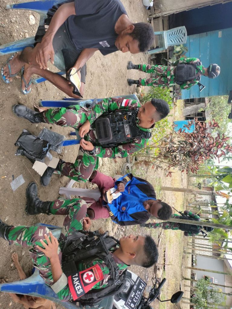 Satgas Pamtas Yonif 711 RKS Pererat Hubungan Dengan Masyarakat Papua