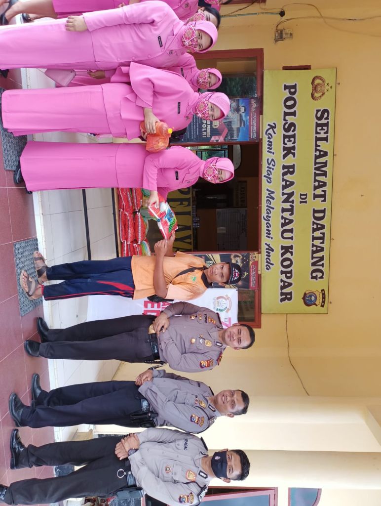 Peduli Warga Miskin, Polsek Rantau Kopar dan Bhayangkari Salurkan Bantuan