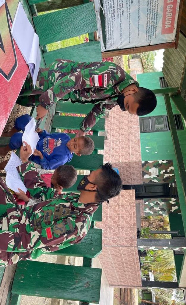 Buka Jendela Dunia, Satgas Pamtas Yonif 711 RKS Belajar Bersama Anak-anak Papua