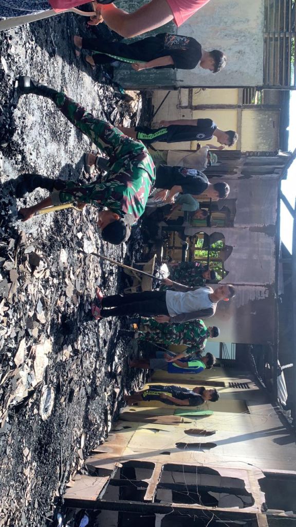 Prajurit Satgas Pamtas Yonif 645 GTY Bersihkan Puing-puing Bangunan Terbakar