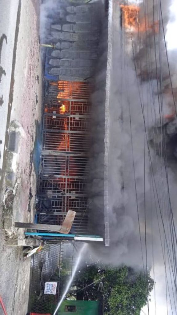 Bengkel Terbakar Tiga Tewas Terjebak di Kamar Mandi