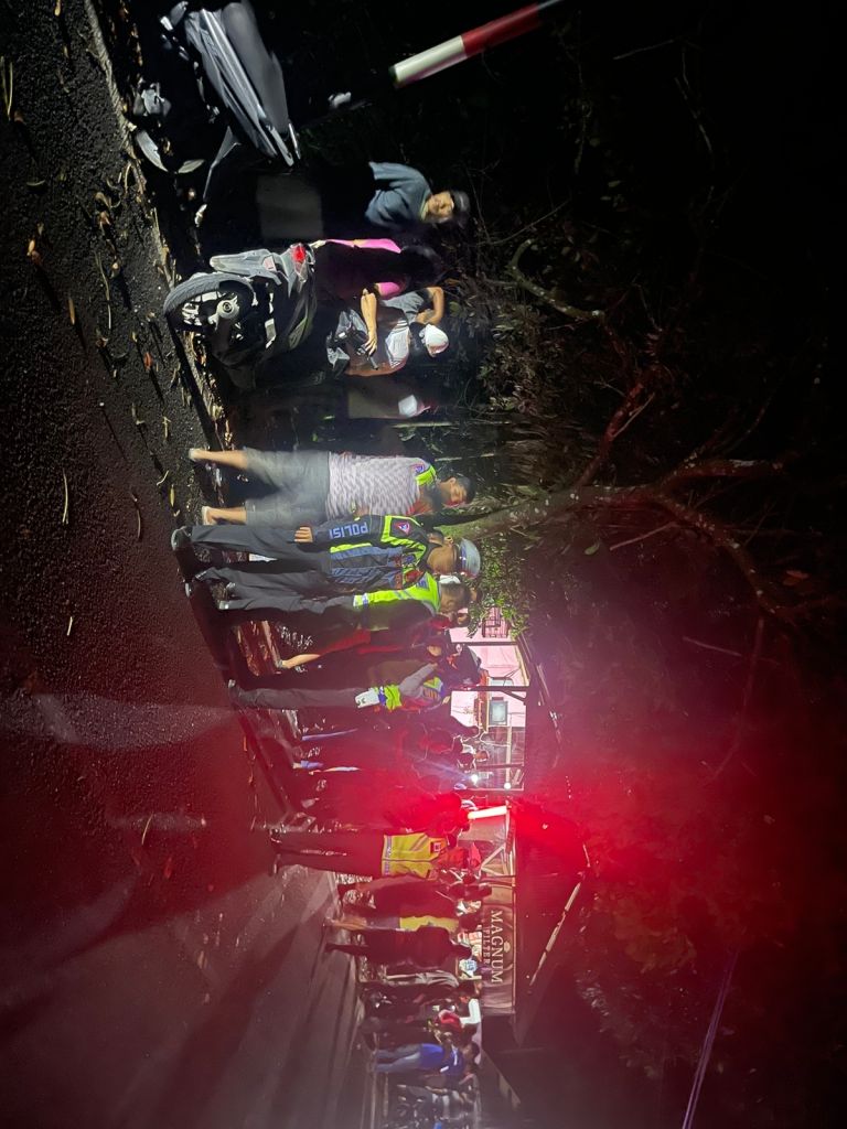 Mobil Panther Terjun ke  Jurang Sibolga,  Korban Hanya Luka - Luka