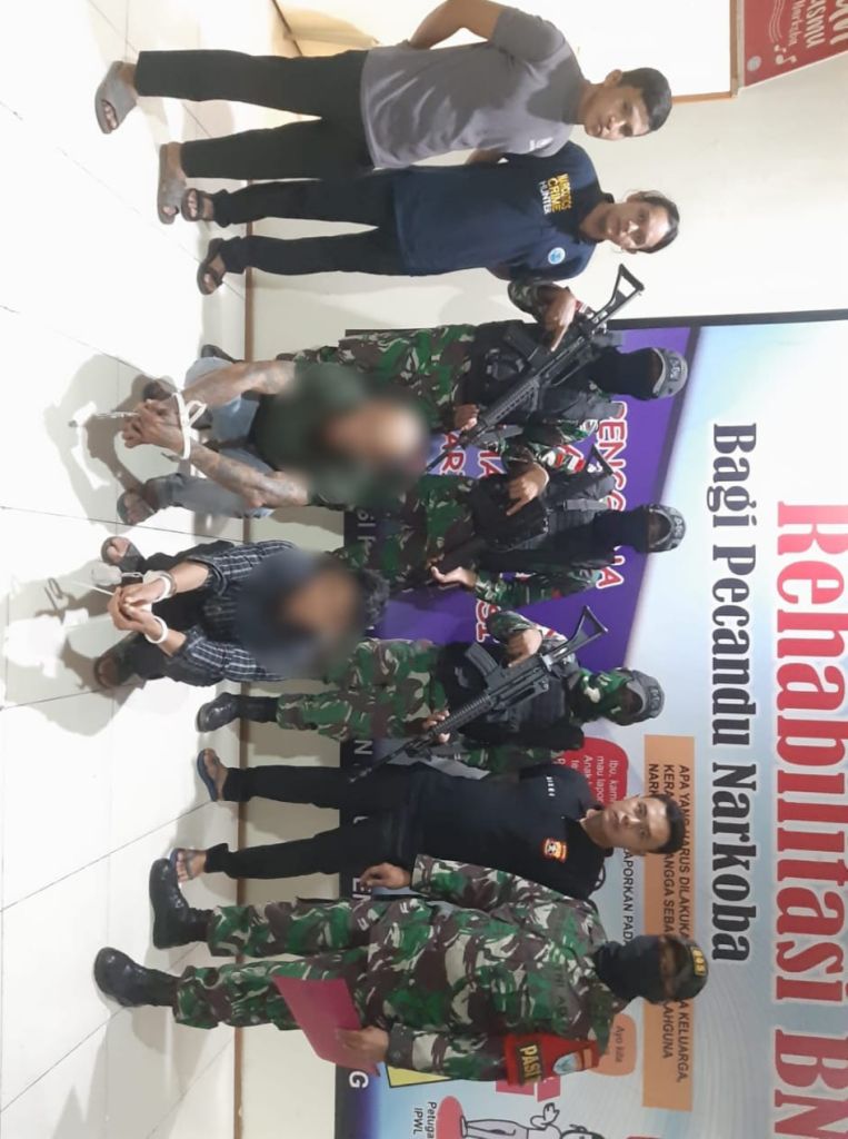 Satgas Pamtas Yonif 645 GTY Amankan 2 Orang Pelaku Kurir Sabu di Perbatasan