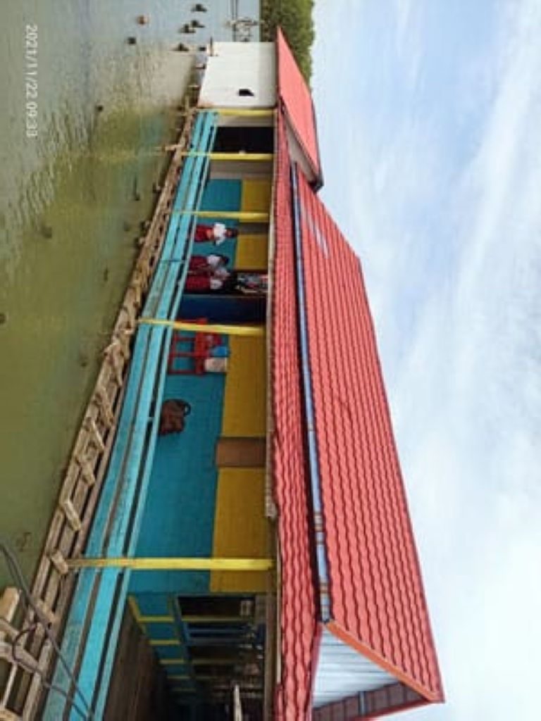 Nelangsa Bangunan SD Kualasidang Dari Kayu Rusak Berat di Atas Sungai Mesuji